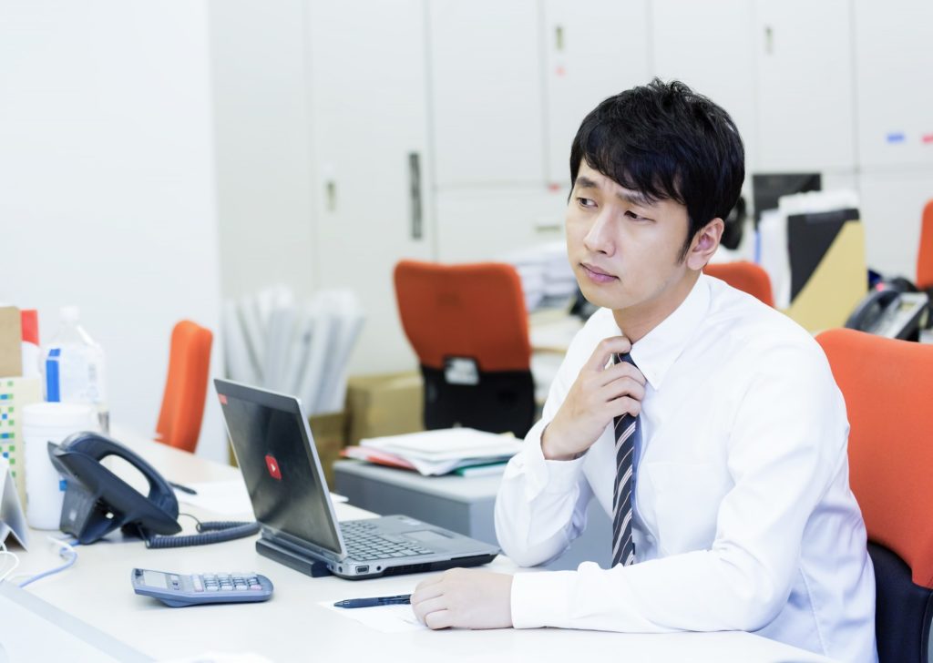 残業中のサラリーマン